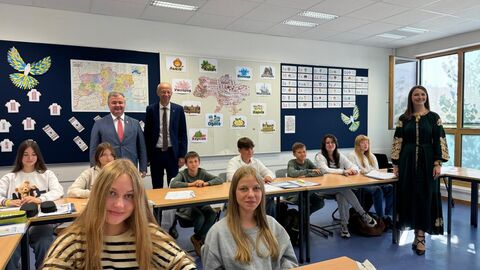 Bildungsminister Armin Schwarz (rechts) und Generalkonsul Vadym Kostiuk (links) beim Besuch des Unterrichts im Schulfach Ukrainisch.  Bildungsminister Armin Schwarz (rechts) und Generalkonsul Vadym Kostiuk (links) beim Besuch des Unterrichts im Schulfach Ukrainisch.