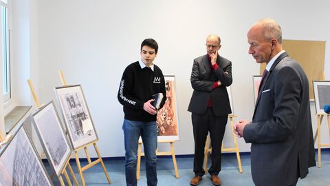 Minister Armin Schwarz betrachtet die Ausstellung.