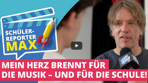Schülerreporter Max Thumbnail: Links eine stilisierte Filmklappe auf der steht "Schülerreporter Max", rechts daneben ein Foto von einem Mann, der in ein Mikrofon spricht in einer Interviewsituation. Darunter steht: "Mein Herz brennt für die Musik - und für die Schule!"