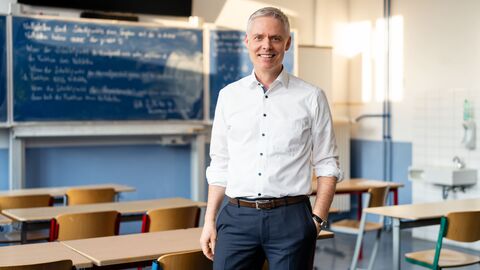 Staatssekretär Dr. Manuel Lösel im Klassenzimmer Dr. Manuel Lösel in Klassenzimmer