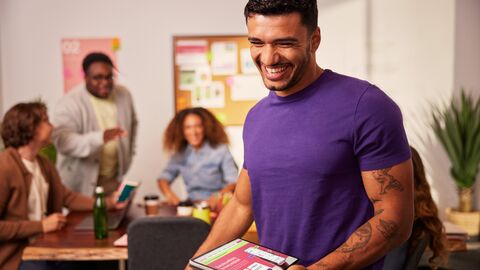 Ein Mann betrachtet das Wellhub-Programm auf einem Tablet. Ein Mann betrachtet das Wellhub-Programm auf einem Tablet.