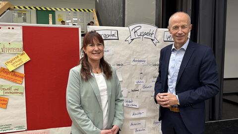Minister Schwarz mit der Schulleiterin der Wigbertschule, Sandra Möllers. Minister Schwarz mit der Schulleiterin der Wigbertschule, Sandra Möllers.