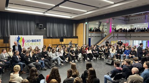 Die Diskussionsrunde in der Wigbertschule Die Diskussionsrunde in der Wigbertschule