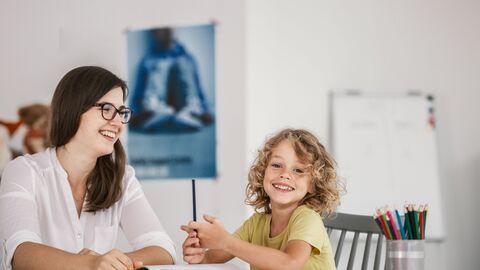 Ein Kind und eine Frau lernen gemeinsam.