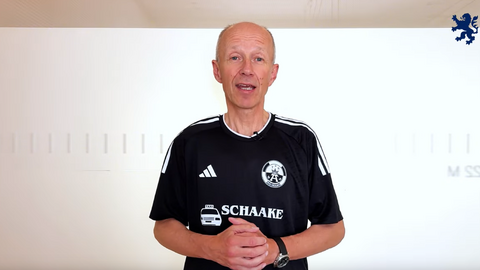 Bildungsminister Schwarz spricht im Trikot in die Kamera.