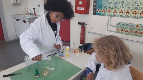 Zwei Schüler experimentieren im Labor