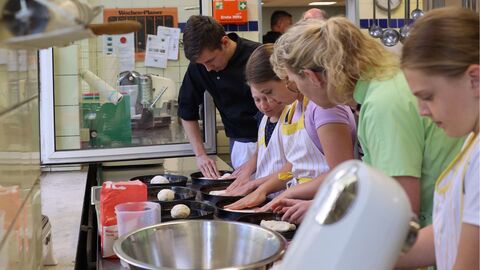 Die Schülerinnen und Schüler sammeln erste Erfahrungen im Lernbereich Ernährung und werden dabei von Berufsschülerinnen und Berufsschülern unterstützt.