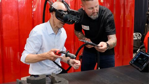 Auch Minister Armin Schwarz testet das virtuelle Schweißen: Mit VR-Brille und Schweißsimulator bekommt er eine Einführung in die digitale Berufsausbildung - ganz ohne Gefahren.