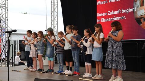 Eröffnet wurde die Siegerehrung durch ein Flötenspiel. Eröffnet wurde die Siegerehrung durch ein Flötenspiel.