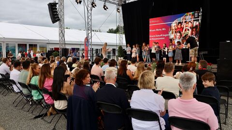 Das Publikum hat die Bühne im Blick. Das Publikum hat die Bühne im Blick.