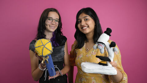 Mia Maurer (links) und Misha Hegde (rechts) konnten mit ihrem Projekt „Bakterien auf dem Speiseplan 2.0“ den Sieg holen.