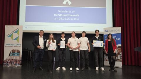 Das Team „JeweLeaves" auf der Bühne. Die Schülerinnen und Schüler präsentieren stolz ihre Urkunden.