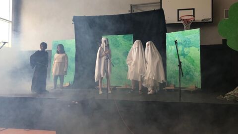 Die Kinder bei ihrer Bühnenaufführung Die Kinder bei ihrer Bühnenaufführung