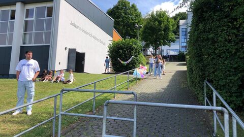 Beim Betreten des Geländes wird man mit Luftballons empfangen. Beim Betreten des Geländes wird man mit Luftballons empfangen.
