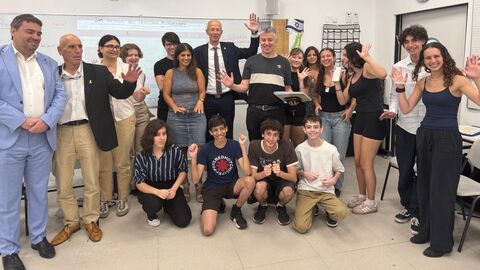 Schwarz besucht Israel für Schulpartnerschaften und Völkerverständigung Minister Schwarz mit einer Gruppe von Schülern und Lehrern in einem Klassenraum