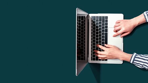 Hände schreiben am Laptop Hände schreiben am Laptop