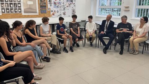 Schwarz besucht Israel für Schulpartnerschaften und Völkerverständigung Minister Schwarz mit Schülern in einem Stuhlkreis
