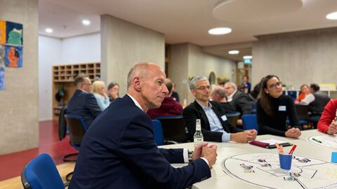 Diskussionsrunde Werte- und Demokratiebildung Bildungsminister Schwarz sitzt mit weiteren Personen an einem Tisch zur Diskussion.