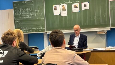 Mann liest an Schule vor.