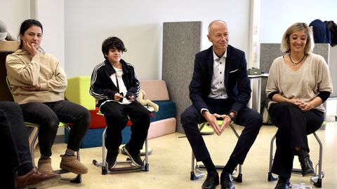 Bildungsminister Schwarz besucht Familienklasse in Wetzlar