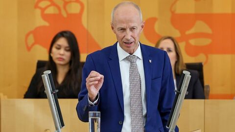 Bildungsminister Armin Schwarz spricht im Landtag
