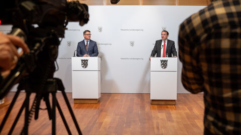 Ministerpräsident Boris Rhein und Kultusminister Alexander Lorz stellen weitere Investitionen in den Bildungsstandort Hessen vor. Ministerpräsident Boris Rhein und Kultusminister Alexander Lorz bei einer Pressekonferenz