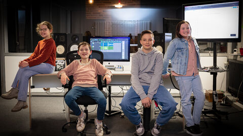 Die vier Digital-Detektive Charlotte, Levi, Felix und Helena 