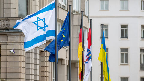Israelische Flagge vor der Hessischen Staatskanzlei Israelische Flagge wurde vor der Hessischen Staatskanzlei gehisst. Daneben ist die EU-Flagge sowie die deutsche, hessische und ukrainische Flagge zu sehen.