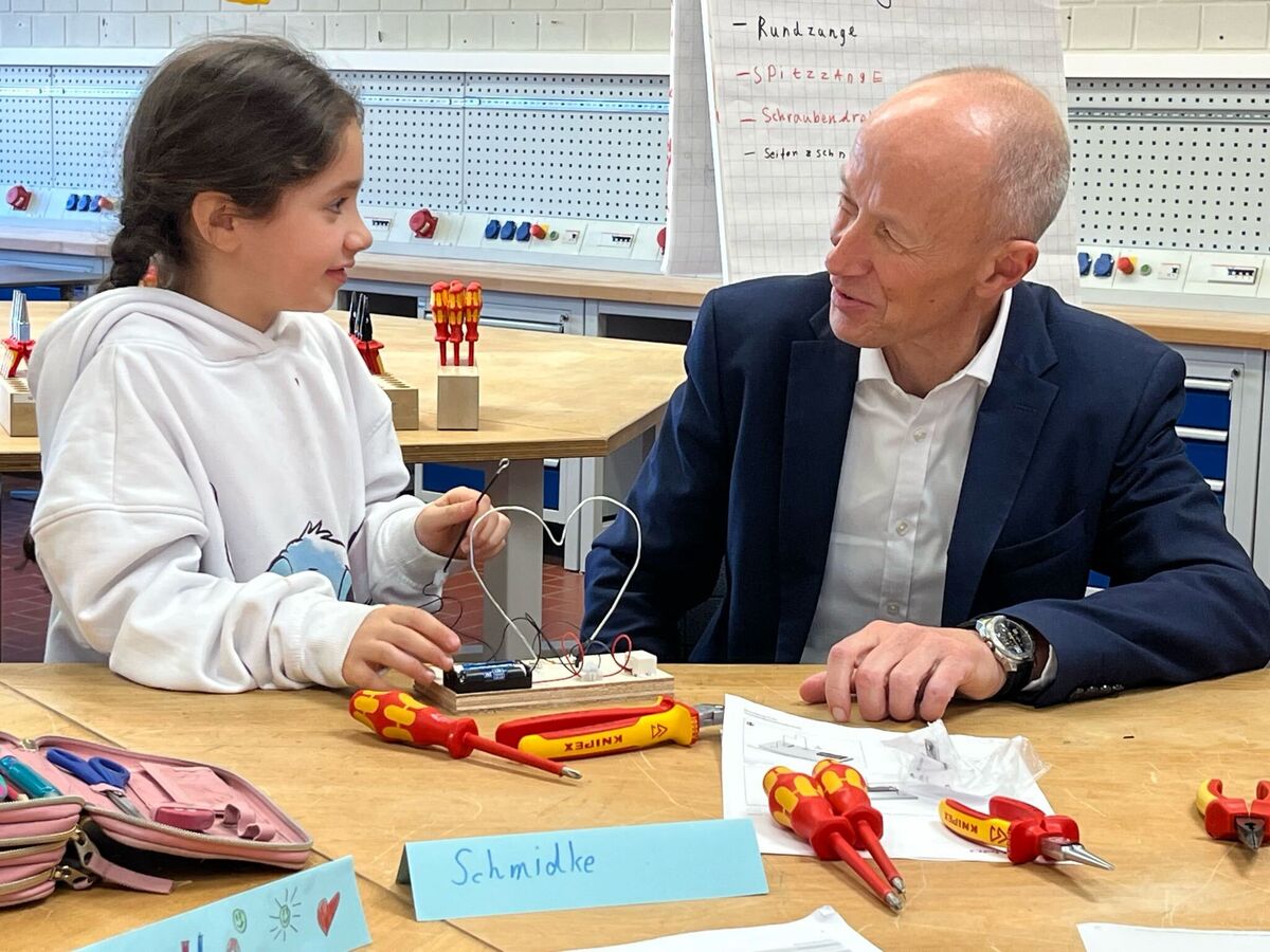 Grundschulkinder lernen an Berufsschulen die Welt handwerklicher Berufe kennen