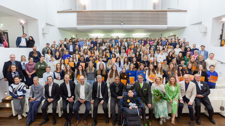 Die prämierten Schülerinnen und Schüler sowie alle Teilnehmerinnen und Teilnehmer der Preisverleihung vor dem Museum Wiesbaden.